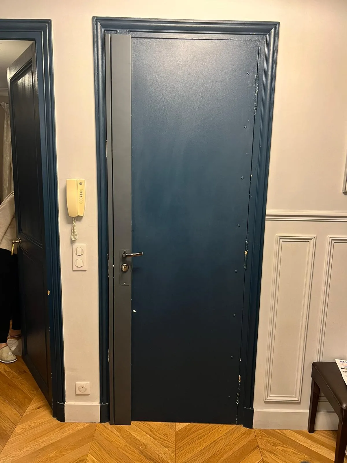 Porte bleu nuit dans un couloir à parquet en chevrons, allée du Vieux Pont de Sèvres à Boulogne-Billancourt