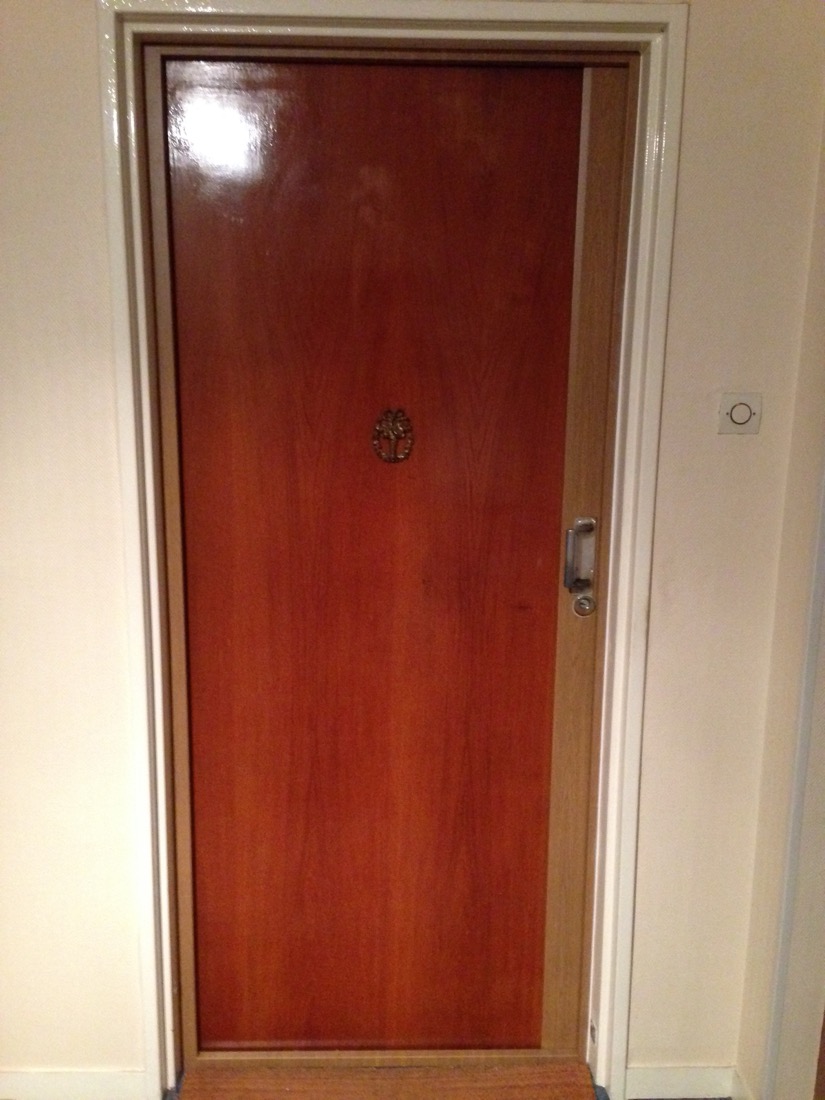 Porte palière en bois verni acajou blindée Picard Ermetis rue de la Saussière à Boulogne-Billancourt, aspect d'origine conservé