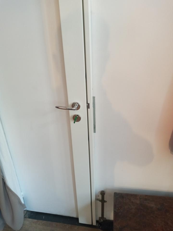Porte d'entrée blanche avenue des Fougères à Boulogne-Billancourt, cylindre Héraclès HXR remplacé après une perte de clés