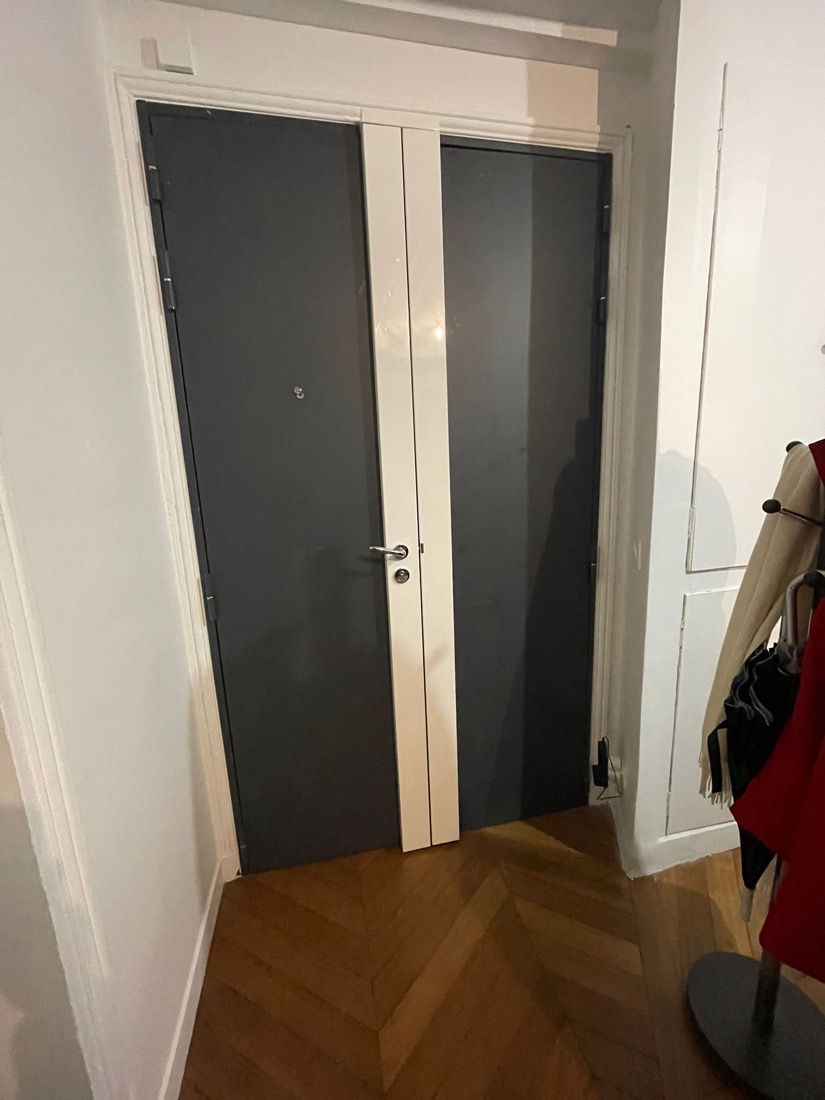 Porte palière à deux vantaux gris anthracite rue Lazare Hoche à Boulogne-Billancourt, serrure bloquée remise en service